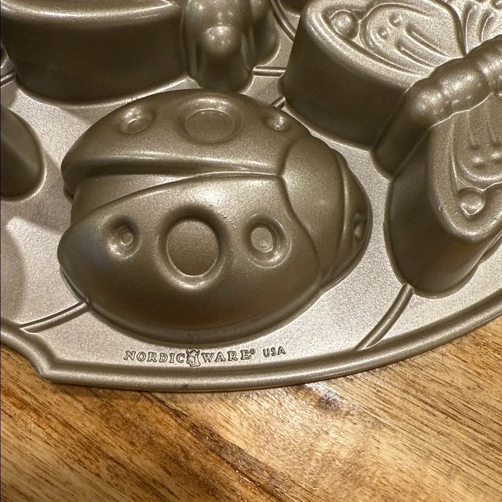 🐞 Williams Sonoma x Nordic Ware “Backyard Bugs” Cakelet Pan 🍰